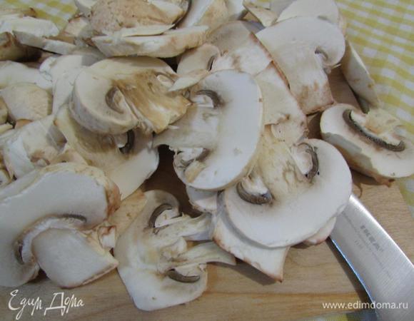 Этим временем почистить сухой тряпочкой грибы и нарезать их пластинами.