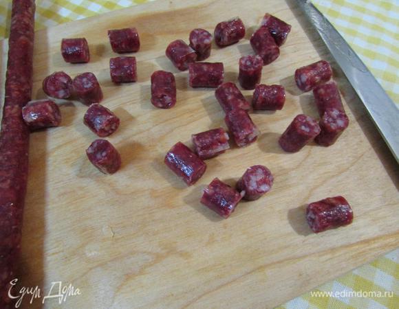 Колбаски порезать небольшими кусочками.