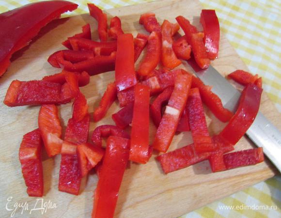 Болгарский перец помыть, обсушить, освободить от плодоножки и семян. Нарезать  полосками.
