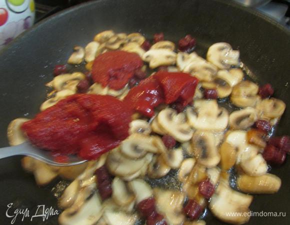 Добавить томатную пасту «Помидорка».