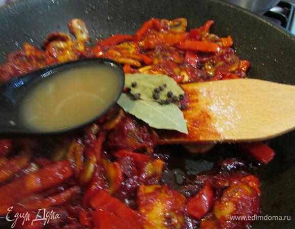 Влить пару ложек бульона из кастрюли, добавить лавровый лист, перец горошком и чуть-чуть, пару минут, потушить.