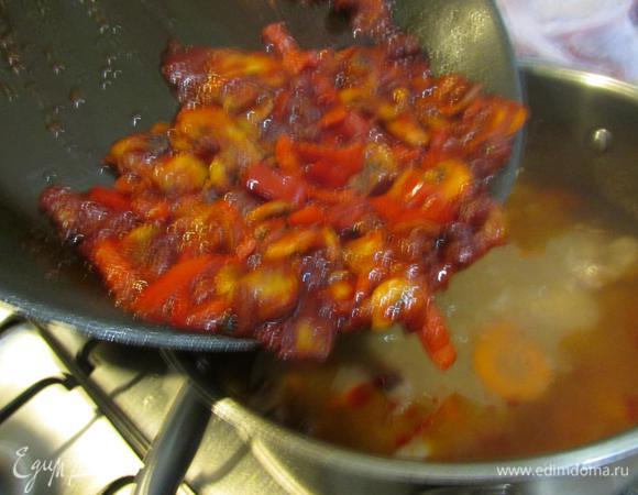 Добавить к мясу и проварить еще 10 минут.