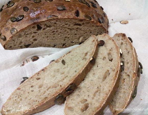 Сделать параллельные надрезы в нескольких местах и выпекать в заранее разогретой до 250°С первые 10 мин с паром, затем снизить температуру до 210°С и выпекать в общем 50 — 55  мин. Мне хватило 40 мин, так что проверка на сухую палочку весьма кстати. 