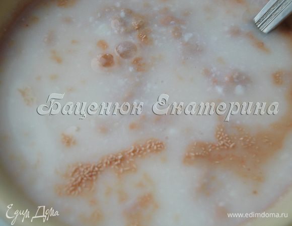 В кружке смешиваем кефир и кипяток. Добавляем дрожжи, сильно не перемешиваем, просто погружаем дрожжи ложкой в теплый кефир. Оставляем до появления небольшой «шапочки», характерной для процесса брожения.