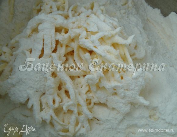 В мучную смесь натираем на крупной терке холодный и, желательно, твердый маргарин. 