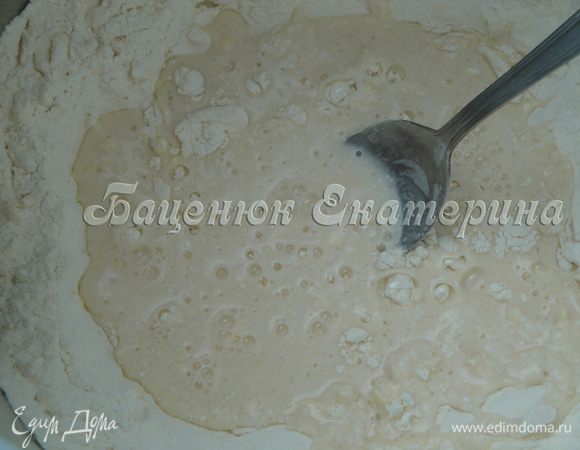 Постепенно введите жидкие компоненты в сухие. 