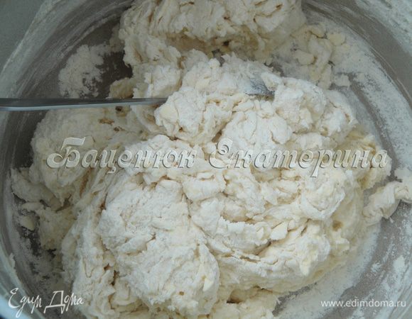 Продолжайте интенсивно перемешивать тесто ложкой, добавляя при необходимости понемногу муку. Я добавила 2 горсти. Делаем все очень быстро, не давая маргарину ни одного шанса подтаять.