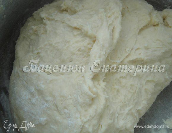 Тесто получается мягким и достаточно липким. Далее в промасленный полиэтиленовый пакет заворачиваем тесто и убираем в холодильник минимум на 1 час.