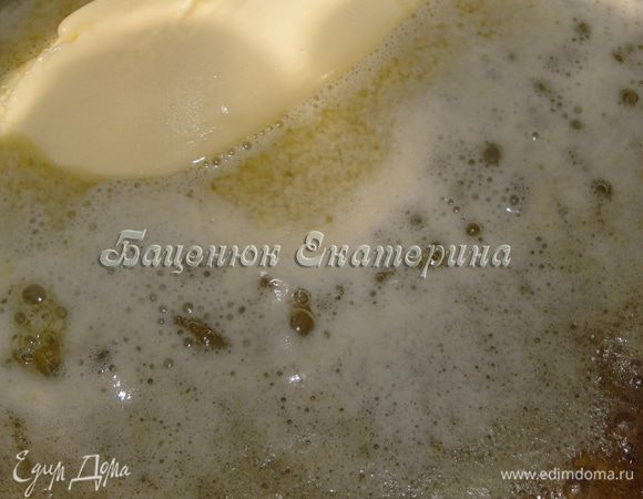 Растопим сливочное масло и охладим. 