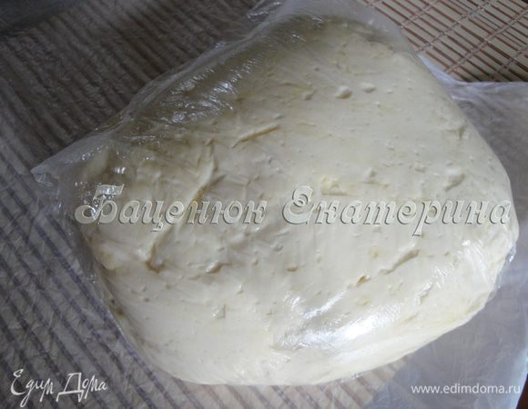 Когда подойдет время, разогреваем духовку до 180°С и начинаем лепить наших улиток.