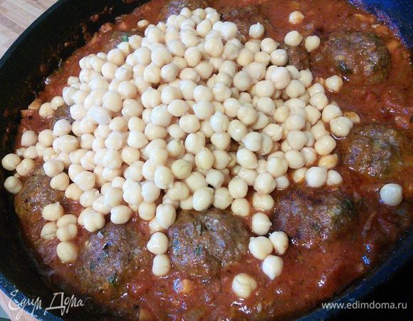 По необходимости можно добавить бульон (воду) или, как я, томатный сок. Продолжить тушение еще 5 мин. Снять с огня. 