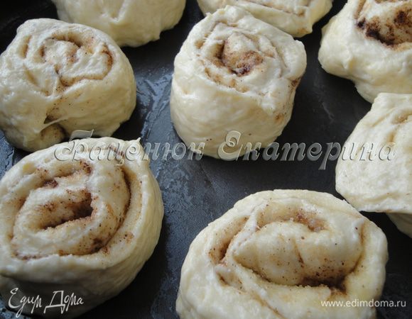 Разрезаем на равные части. Я делаю примерно 4 см. 
Выкладываем в формы, оставляя между булочками место, так как они достаточно сильно увеличатся в размерах.