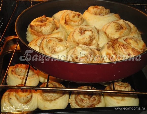 Выпекаем. Я ставлю сразу две формы. Так булочки выглядят через 10 минут. Общее время выпекания 20 — 25 минут. 