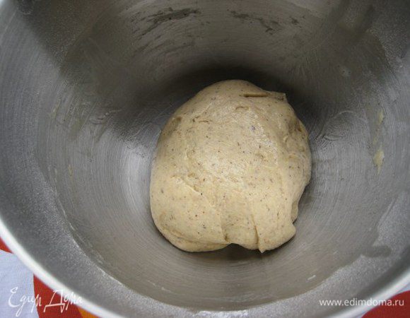 Влить теплое молоко, желтки, горчичное масло Biolio. Замесить мягкое и эластичное тесто.