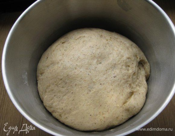 Переложить тесто в глубокую миску, накрыть пищевой пленкой, оставить подниматься в теплом месте примерно 1 час. Тесто должно увеличиться в 2 — 2,5 раза.