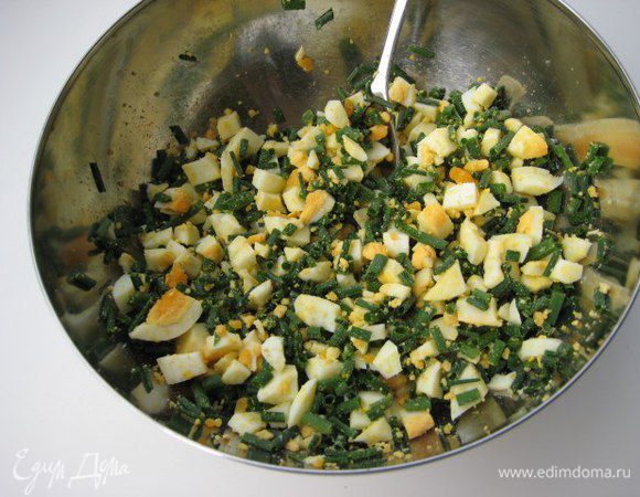 Яйца отварить вкрутую. Зеленый лук и яйца мелко нарезать, начинку посолить.