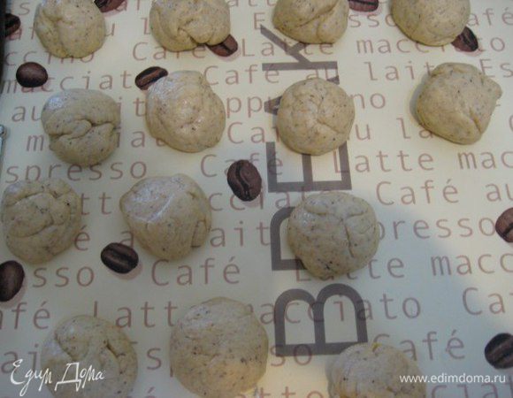 Тесто обмять, разделить на кусочки (у меня 15 штук по 41 грамму каждый), подкатать каждый из них в аккуратный шарик.