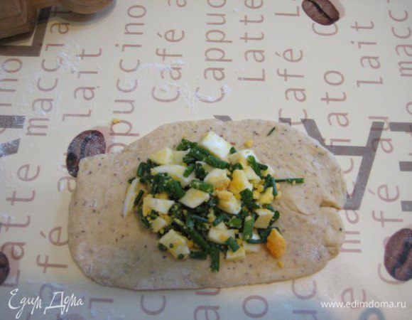 Раскатать тесто в овальную лепешку, положить начинку и небольшой кусочек сливочного масла для сочности начинки,