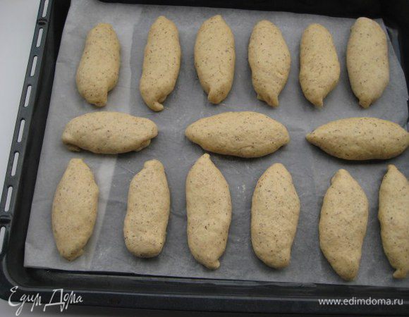 Противень застелить бумагой для выпечки, положить пирожки швом вниз, накрыть полотенцем, оставить на 20 минут. Духовку разогреть до 200°С. Смешать желток с 1 ст. л. молока, смазать пирожки яичной смесью. Выпекать пирожки 20 — 25 минут до золотистого цвета. Остудить немного на решетке, обязательно накрыв полотенцем.