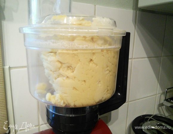 Нескольких минут достаточно, чтобы замесить тесто. 