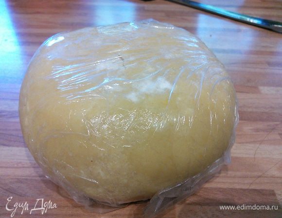 Собрать тесто в комок, обернуть пищевой пленкой и отправить в холодильник на полчаса. 