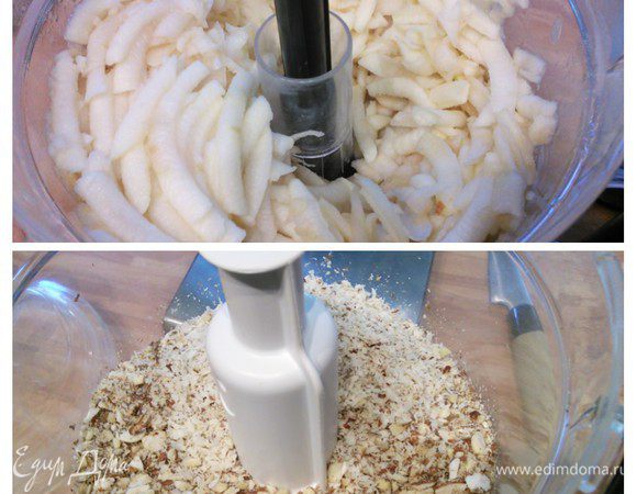 За это время имеет смысл подготовить продукты для начинки: орехи смолоть в блендере, но не в пыль. Выдавить сок лимона. Яблоки очистить и натереть на крупной терке, тут же смешать с лимонным соком. Желтки отделить от белков. 