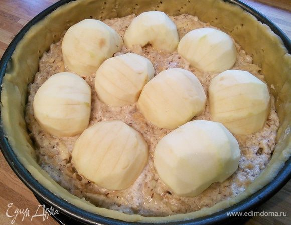 Остальные яблоки очистить, разрезать пополам и вырезать сердцевину. Сделать надрезы, но не насквозь! Выложить половинки яблок на начинку и смазать яблоки вареньем (у меня кизиловое). 