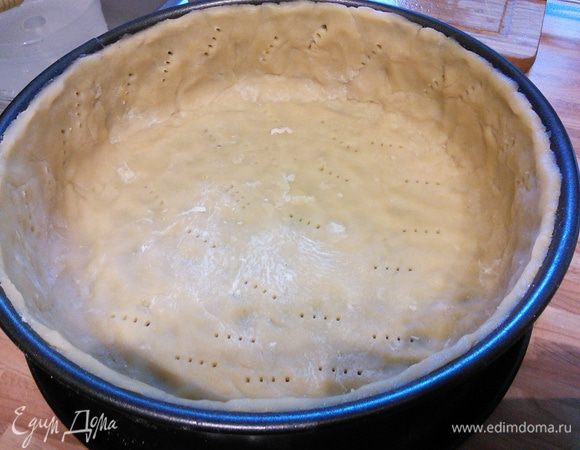 Поставить форму с тестом в холодильник до востребования. Настало время заняться начинкой. Белки взбить со щепоткой соли в крепкую пену. 