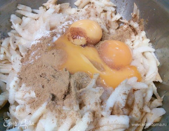 Соединить в миске орехи, яблоки, желтки, сахар, корицу и сок лимона. 