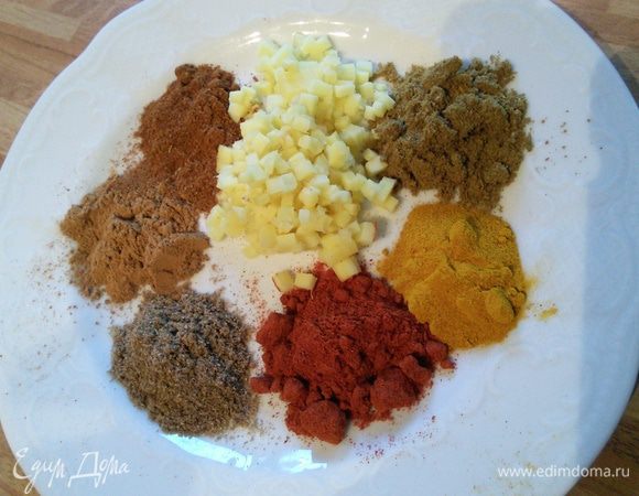 Подготовить все специи. Лук мелко порубить на кубики. 