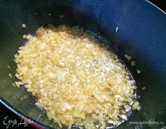 Обжарить лук в этой же кастрюле до прозрачности.
