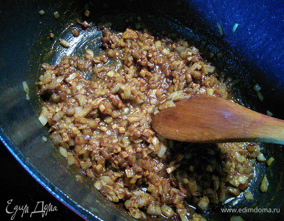  Добавить все специи, коротко прокалить, перемешав с луком. 