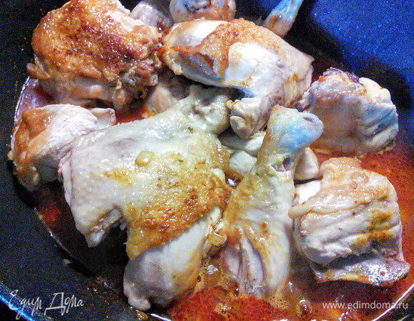 Влить бульон, выложить курицу вместе с соком, который образовался, довести до кипения, снизить огонь до малого и тушить 30 минут. 