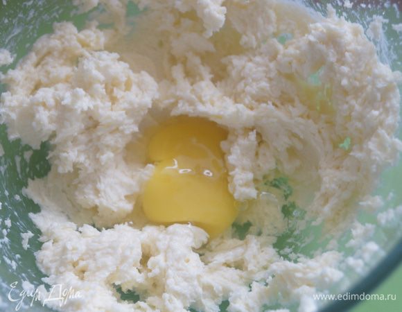 Масло взбить с сахаром до пышности. Добавить сметану и яйцо, хорошо перемешать.
