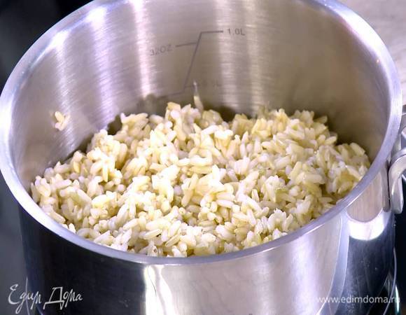 Рис предварительно отварить до готовности согласно инструкции на упаковке.