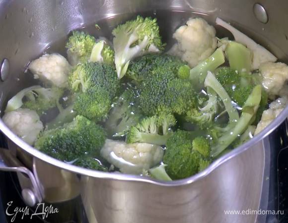 Брокколи и цветную капусту разобрать на маленькие соцветья и опустить в кипящую воду на 1‒2 минуты.
