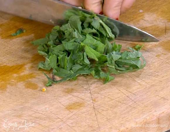 Мяту мелко порезать.