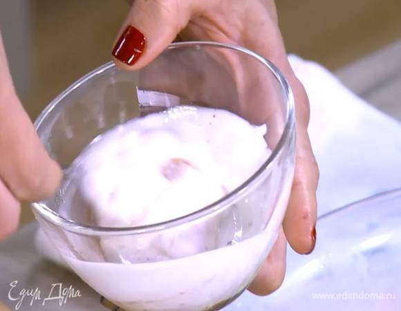 Приготовить соус, перемешав йогурт с аджикой.