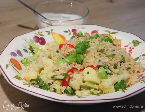 Подавать рис с овощами с соусом.