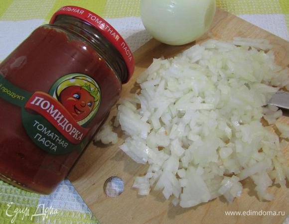 Приготовить соус болоньезе. Репчатый лук почистить и мелко нарубить.