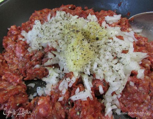 Затем вмешать репчатый лук и чеснок. Поперчить, и вновь, хорошо перемешать.