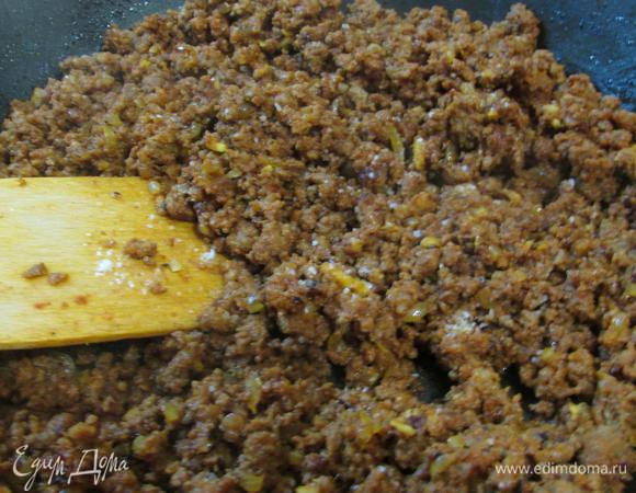 Сковороду с фаршем поставить на огонь и тушить до выпаривания и загустения. Затем посолить и хорошо перемешать.