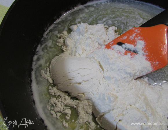 Приготовить бешамель. На сковороде растопить сливочное масло. Добавить муку, тщательно размешать.