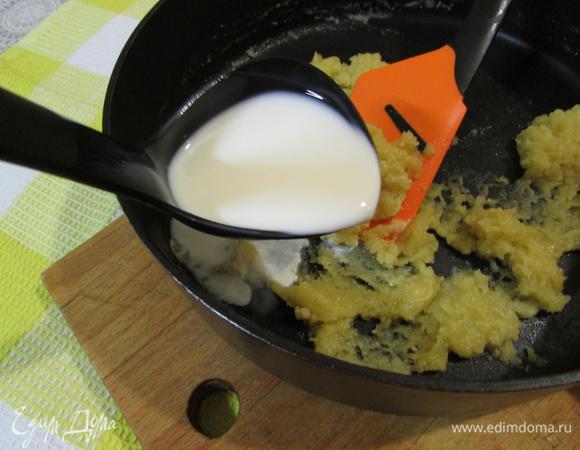 Порциями влить молоко и постоянно мешать, не допуская комков. 