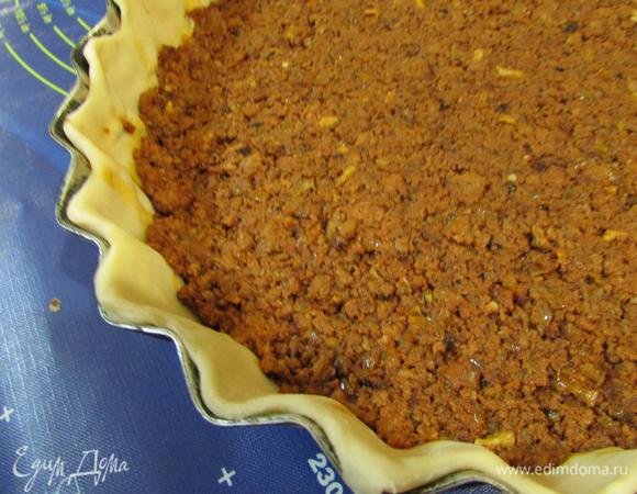 На тесто выложить томатно-мясное рагу болоньезе, разровнять по поверхности. 