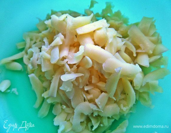 Картофель заранее отварить, крупно натереть.