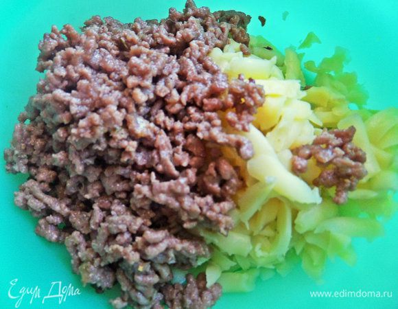 Смешать фарш с картофелем, посолить.