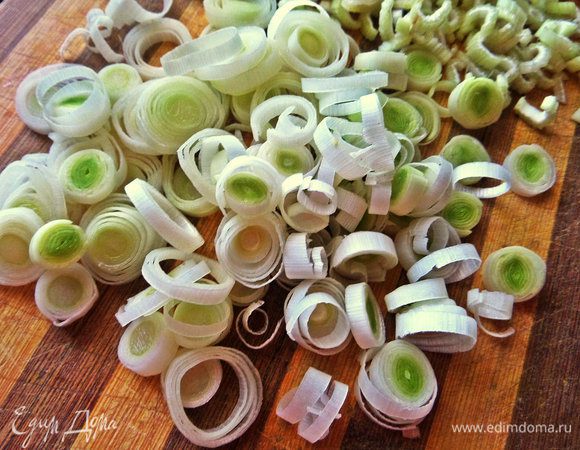 Порей нарезать на колечки.