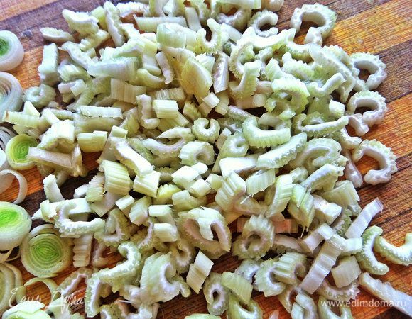 Сельдерей нарезать мелко.