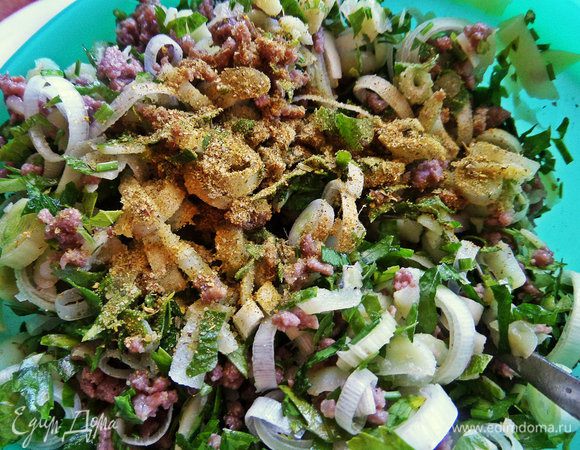 Высыпать в начинку, приправить по вкусу ароматной смесью.